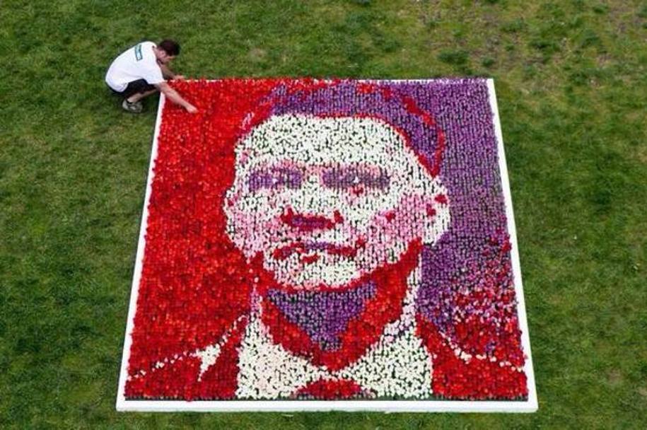  Louis Van Gaal ha gi conquistato l&#39;Inghilterra: il National Football Museum di Manchester ha creato apposta per lui un murales composto da 25.000 tulipani rossi e bianchi che formano il volto dell&#39;ex ct dell&#39;Olanda. 